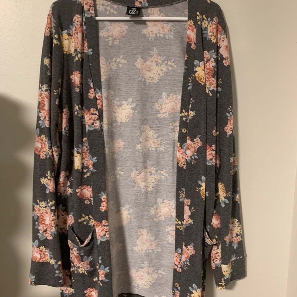 Women’s floral cardigan. Agnes and Dora L